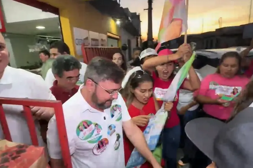 Fábio Novo realiza caminhada no bairro São João