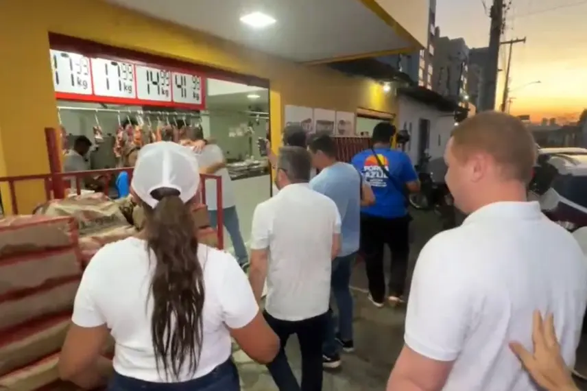 Fábio Novo realiza caminhada no bairro São João