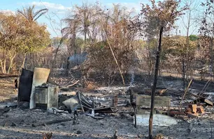 Forte incêndio destrói três casas e deixa rastro de perdas em Lagoa do Piauí (Foto: Repórter 12/Conecta Piauí)