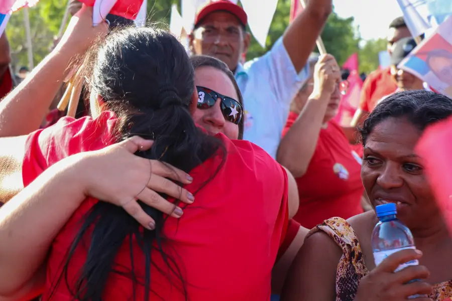 Gilson e Lanussa realizam maior adesivaço da história de Pedro Laurentino