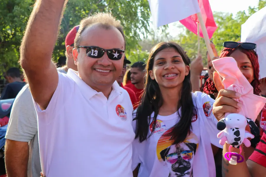 Gilson e Lanussa realizam maior adesivaço da história de Pedro Laurentino