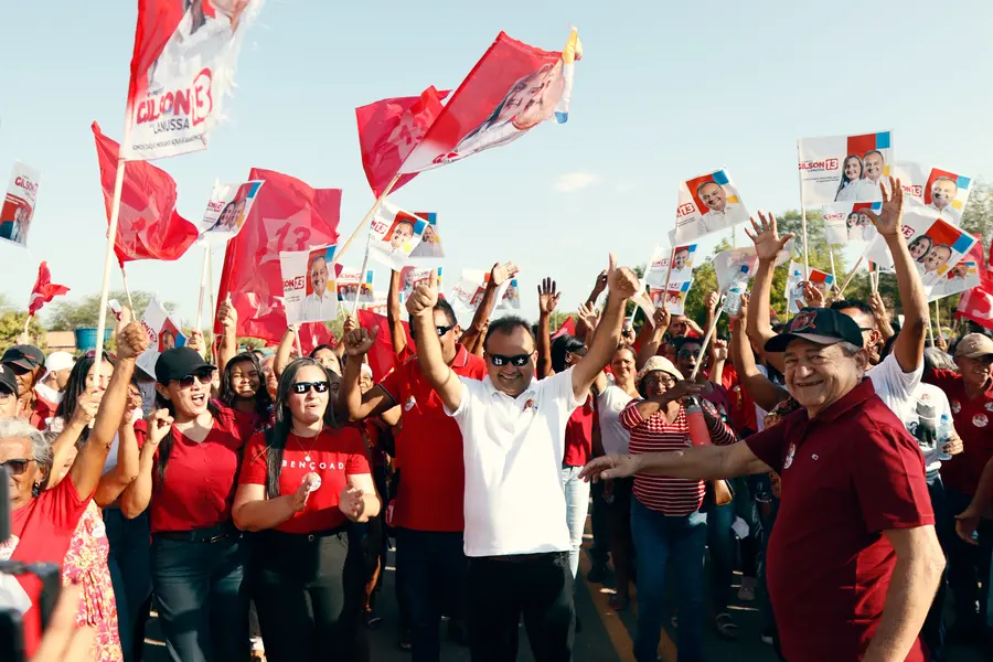 Gilson e Lanussa realizam maior adesivaço da história de Pedro Laurentino