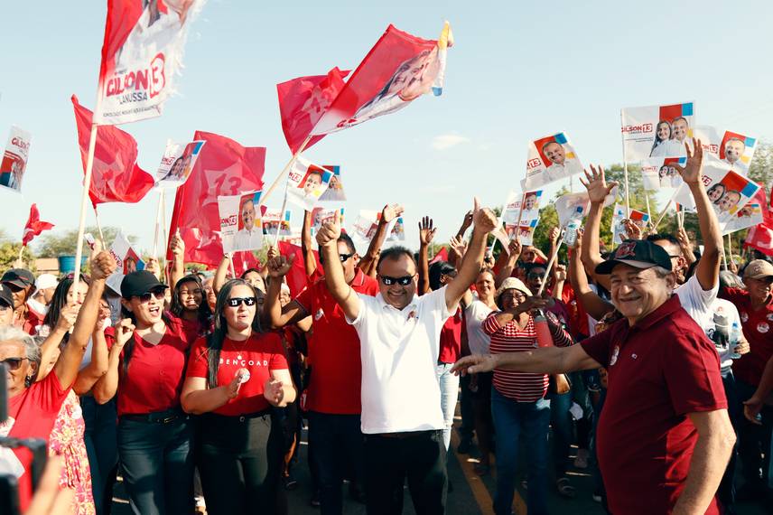 Gilson e Lanussa realizam maior adesivaço da história de Pedro Laurentino Gilson e Lanussa realizam maior adesivaço da história de Pedro Laurentino