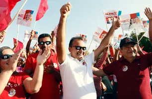 Gilson e Lanussa realizam maior adesivaço da história de Pedro Laurentino (Foto: Reprodução)