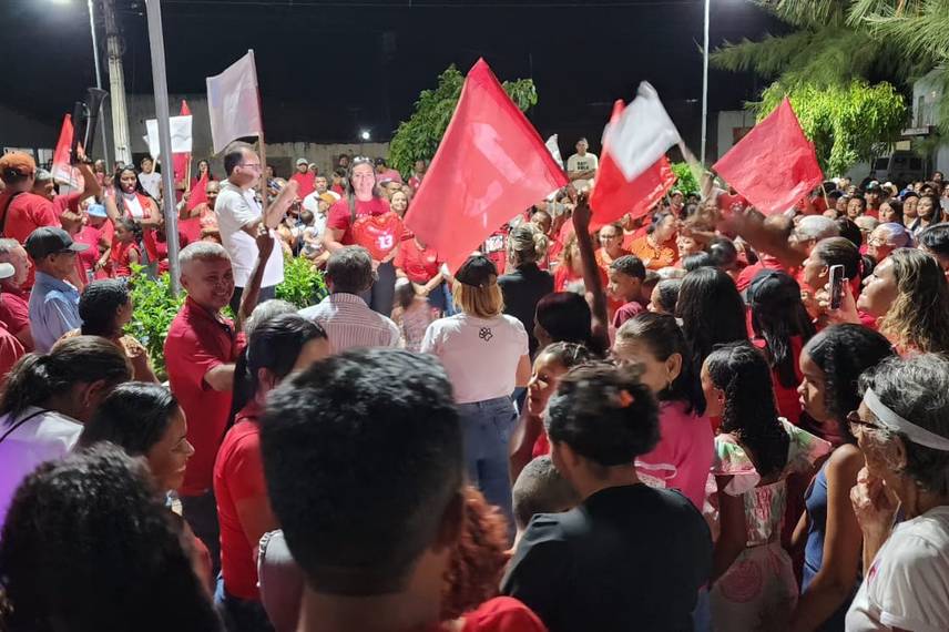 Gilson e Lanussa realizam maior adesivaço da história de Pedro Laurentino Gilson e Lanussa realizam maior adesivaço da história de Pedro Laurentino