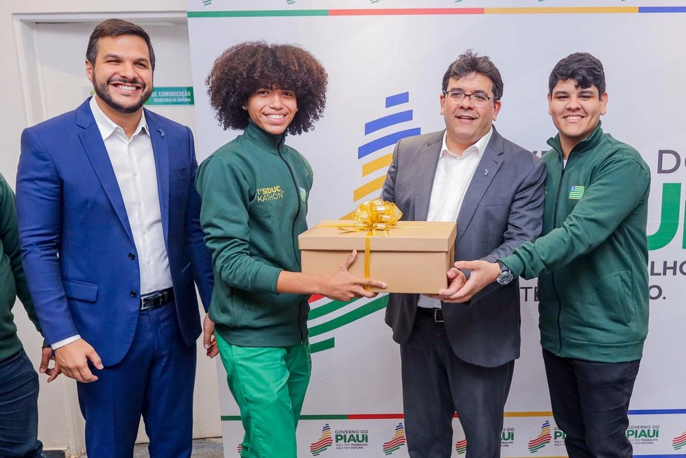 Governador entrega kits Seduckathon a estudantes piauienses que farão intercâmbio