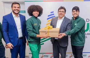 Governador entrega kits Seduckathon a estudantes piauienses que farão intercâmbio (Foto: Divulgação)