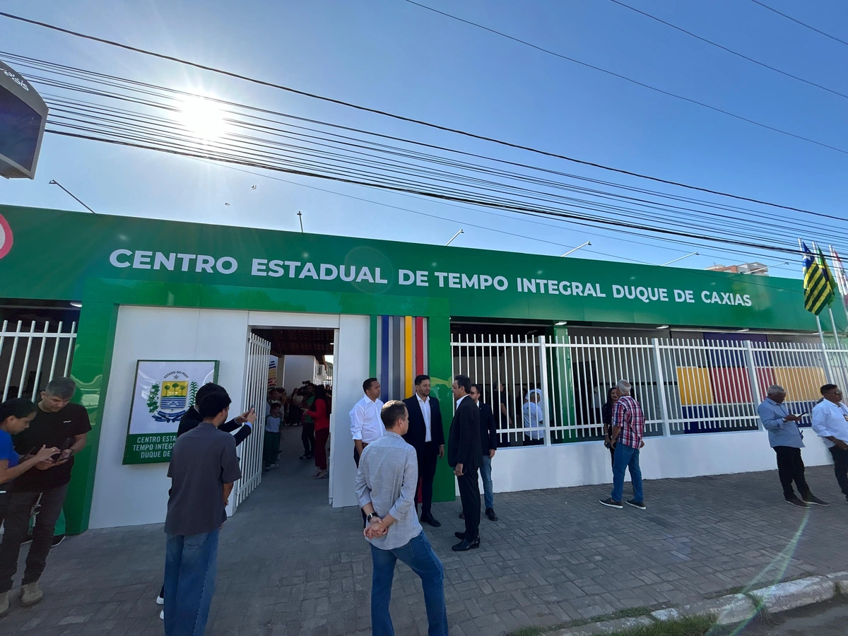 Governador inaugura modernização de escola em Teresina e lança projeto de turismo