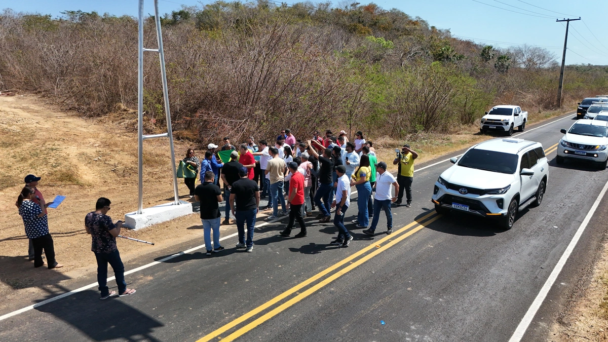 Governador inaugura pavimentação da rodovia PI-305 que liga Caraúbas a Caxingó