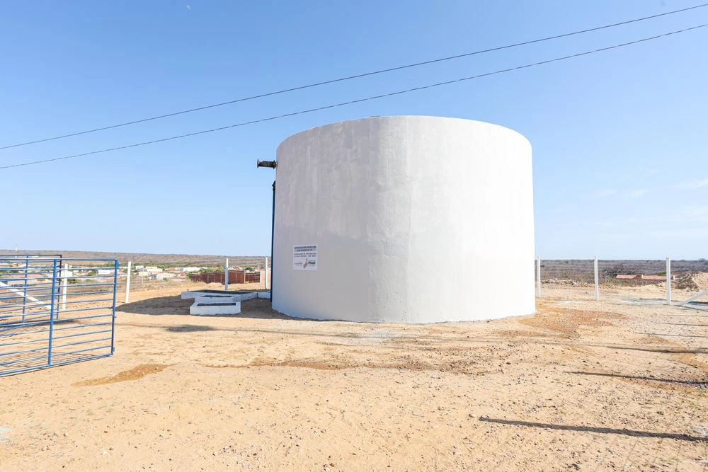 Governador visita adutora que levará água tratada a mais de 12 mil pessoas em Dom Inocêncio