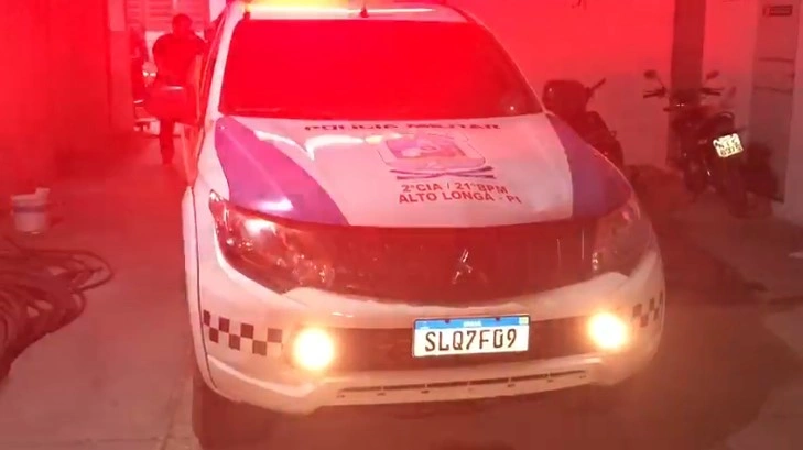 Homem com ciúmes da esposa tenta matar vizinho com facão em Alto Longá