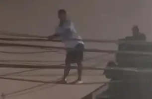 Homem é flagrado furtando fios de energia no RJ (Foto: Reprodução)