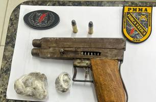 Homem é preso com arma de fabricação caseira com munições e drogas em Timon (Foto: Divulgação/PMMA)