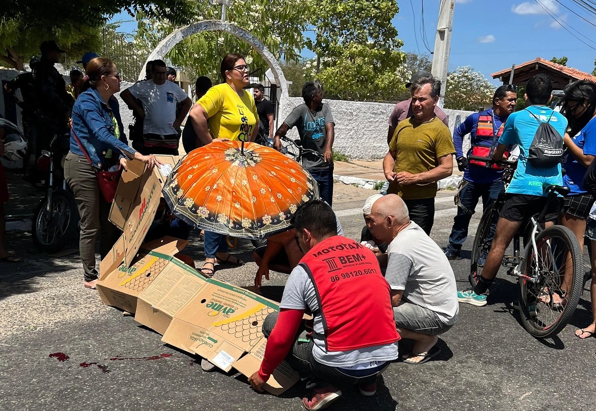 Homem tem fraturas expostas nas pernas ao ser atropelado por caminhão em Parnaíba