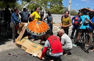 Homem tem fraturas expostas nas pernas ao ser atropelado por caminhão em Parnaíba (Foto: Reprodução)