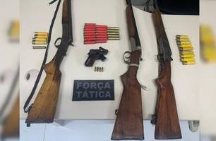 Idoso e dois outros suspeitos são presos com armas e animais abatidos em Aroazes (Foto: Divulgação/PMPI)