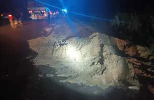 Motociclista bateu em monte de areia no acostamento da estrada (Foto: Reprodução)
