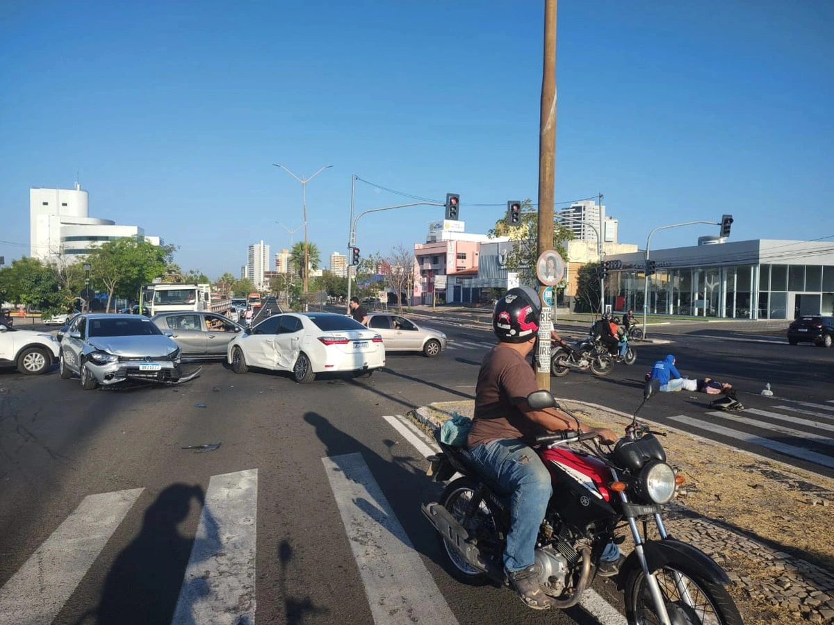 Mulher fica ferida em acidente envolvendo três veículos