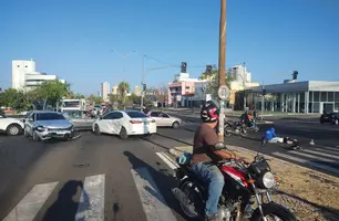 Mulher fica ferida em acidente envolvendo três veículos (Foto: Reprodução)