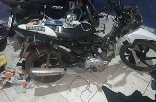 Polícia Militar recupera motos roubadas e itens em desmanche no bairro Promorar (Foto: Reprodução)