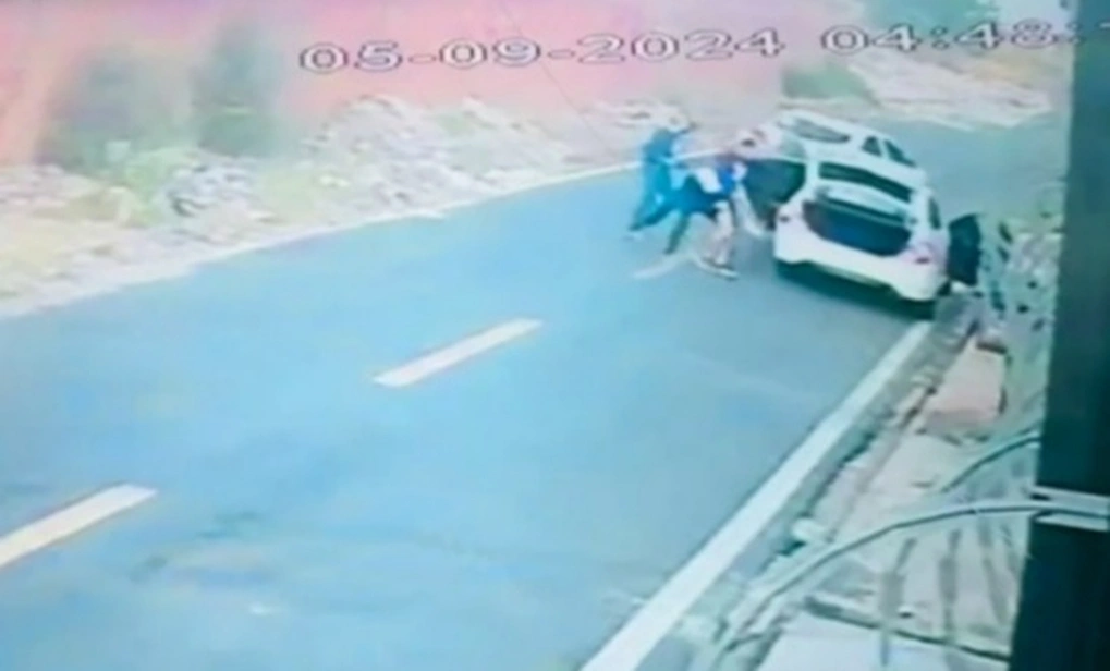 Quadrilha rouba carro de família