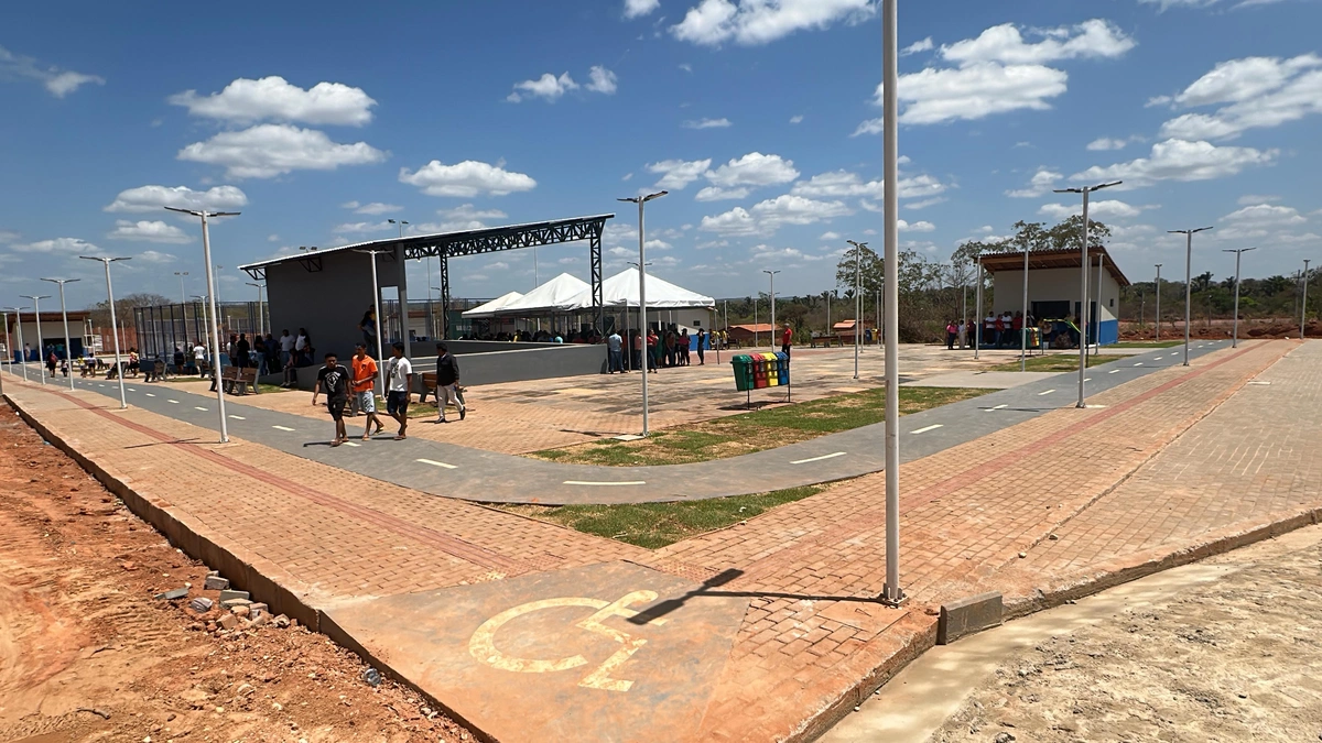 Rafael Fonteles inaugura praça poliesportiva com quiosques e palco em Nazária