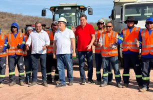Rafael Fonteles visita obras de pavimentação entre Campinas e Floresta do Piauí (Foto: Conecta Piauí)