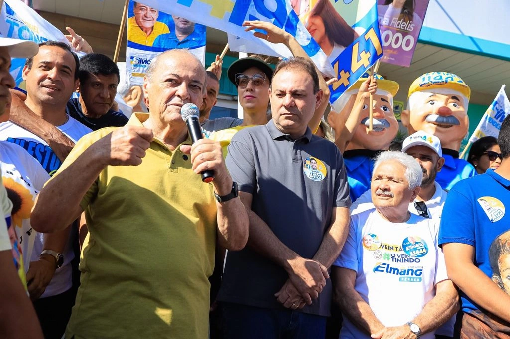 Silvio Mendes agradece apoiadores durante caminhada na zona Sudeste de Teresina