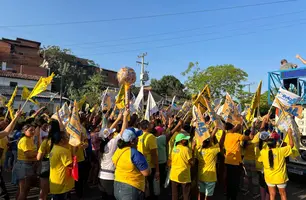 Sílvio Mendes e Jeová Alencar realizam caminhada no bairro Promorar em Teresina (Foto: Alessandra Fonseca / Conecta Podcast)