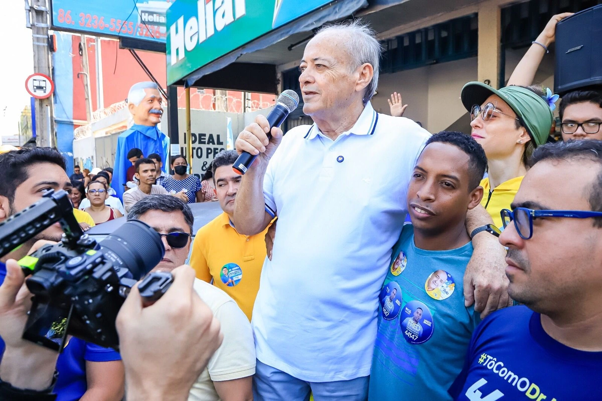 Silvio Mendes em caminhada na zona Sudeste de Teresina