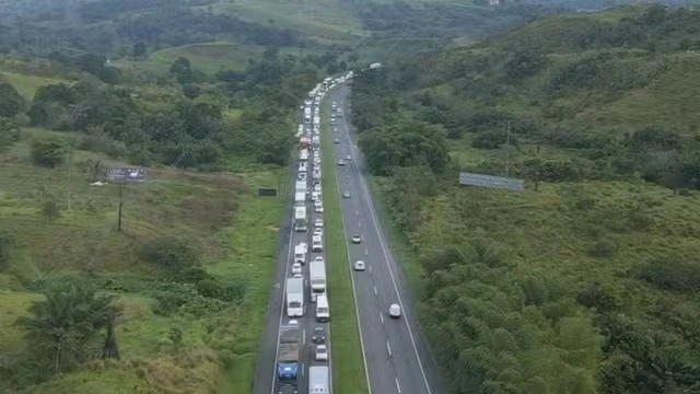 Três mulheres morrem após batida entre van com pacientes e carreta em Salvador