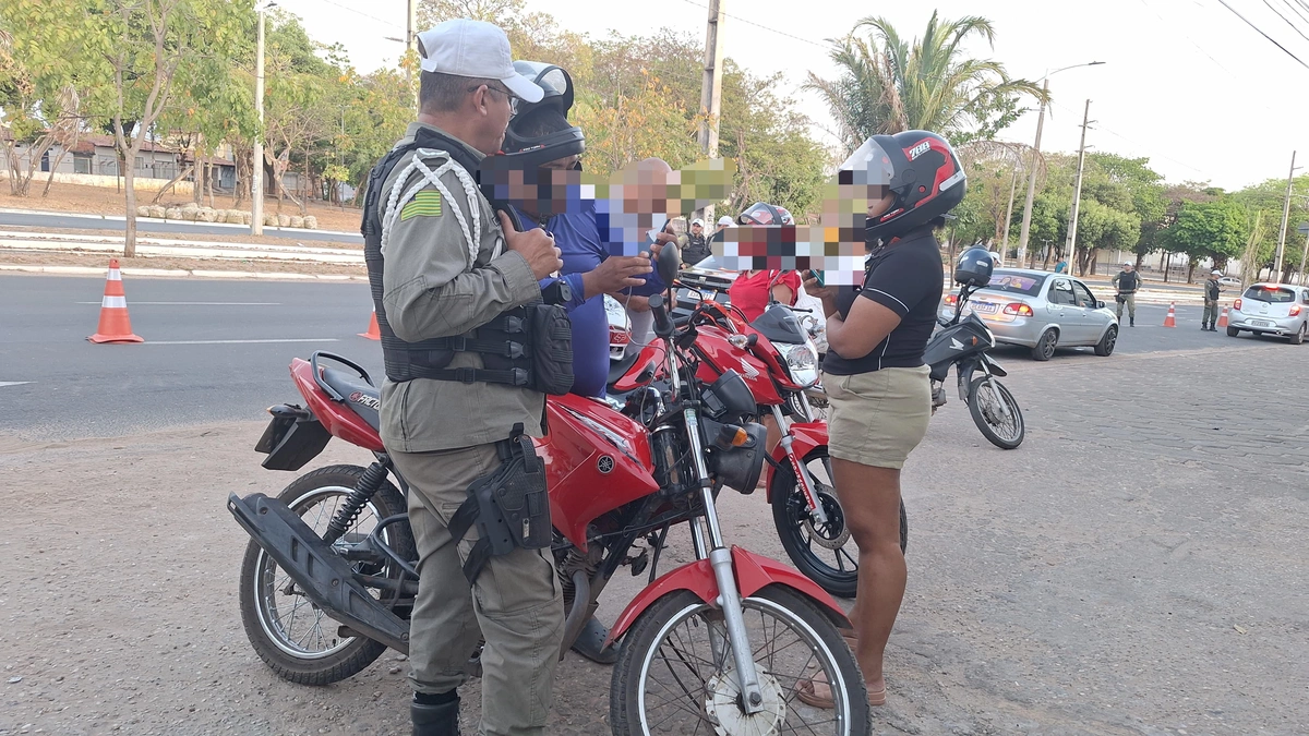 Três pessoas com mandado de prisão em aberto são presas durante blitz em Teresina