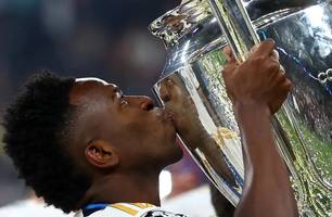 Vini Júnior recebe troféu de melhor jogador da Liga dos Campeões (Foto: Reuters / Carl Recine)