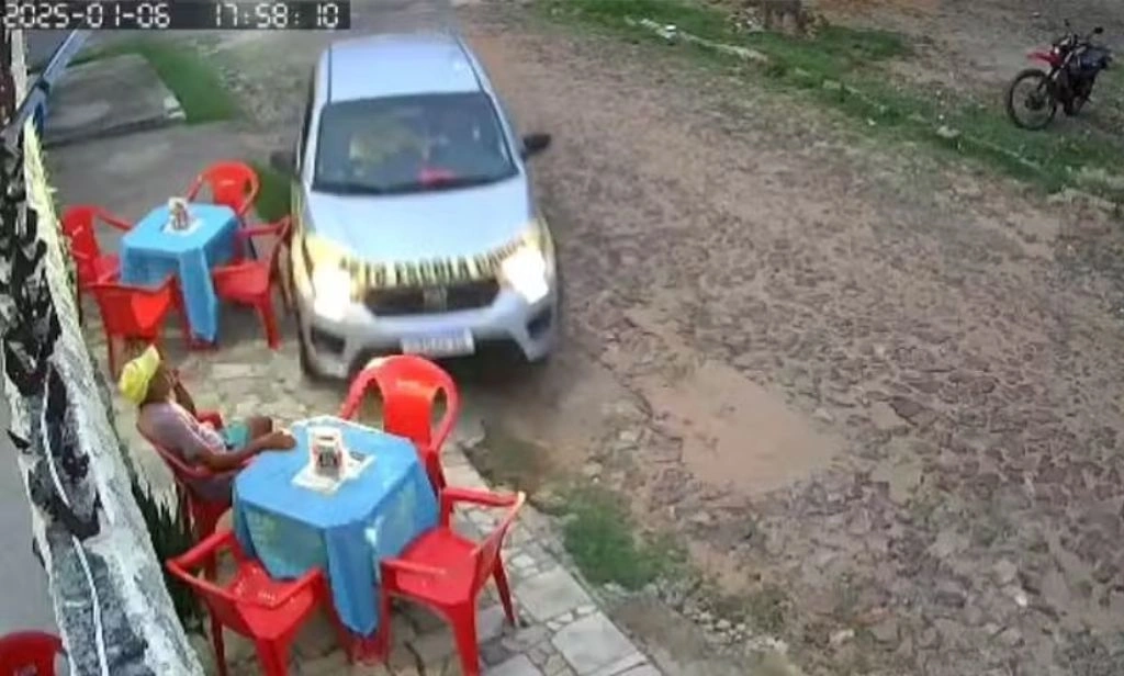Aluna de autoescola invade lanchonete e quase atropela cliente no Ceará