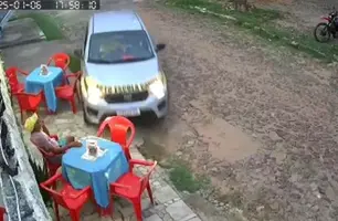 Aluna de autoescola invade lanchonete e quase atropela cliente no Ceará (Foto: Reprodução)