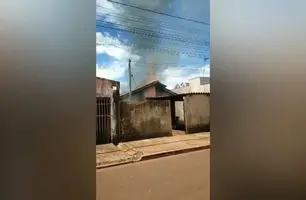 Após discussão homem ateia fogo em casa com esposa e criança dentro no MS (Foto: Reprodução)