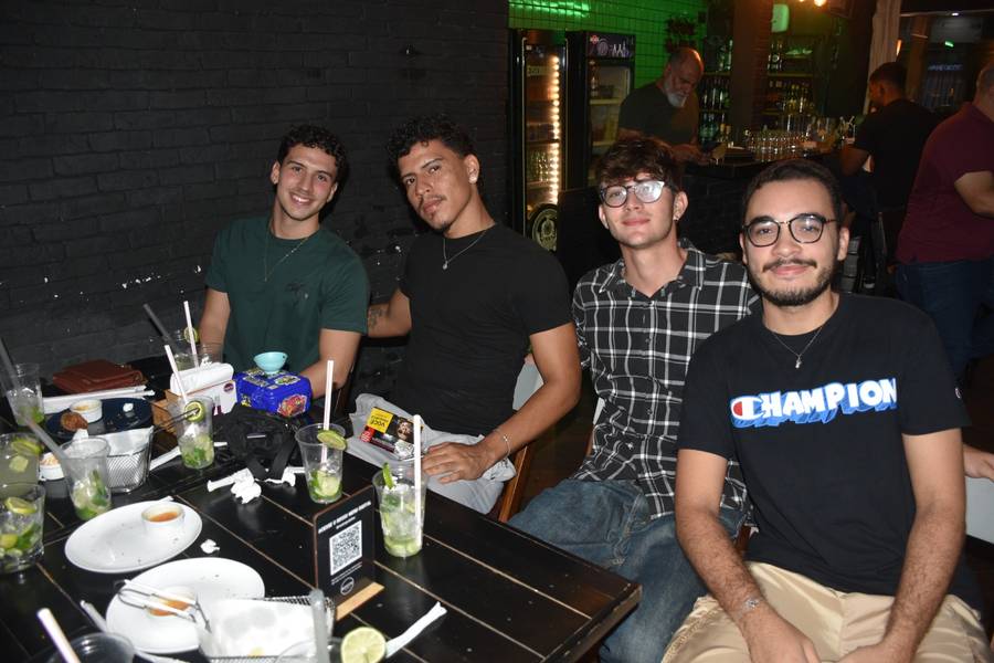 Aprovados no Enem comemoram em PUB
