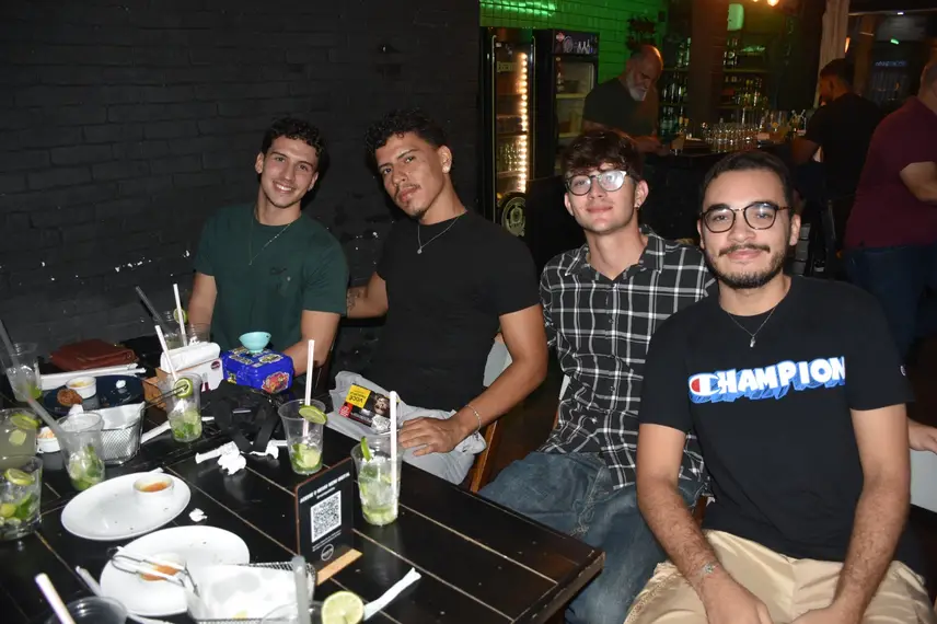 Aprovados no Enem comemoram em PUB Aprovados no Enem comemoram em PUB