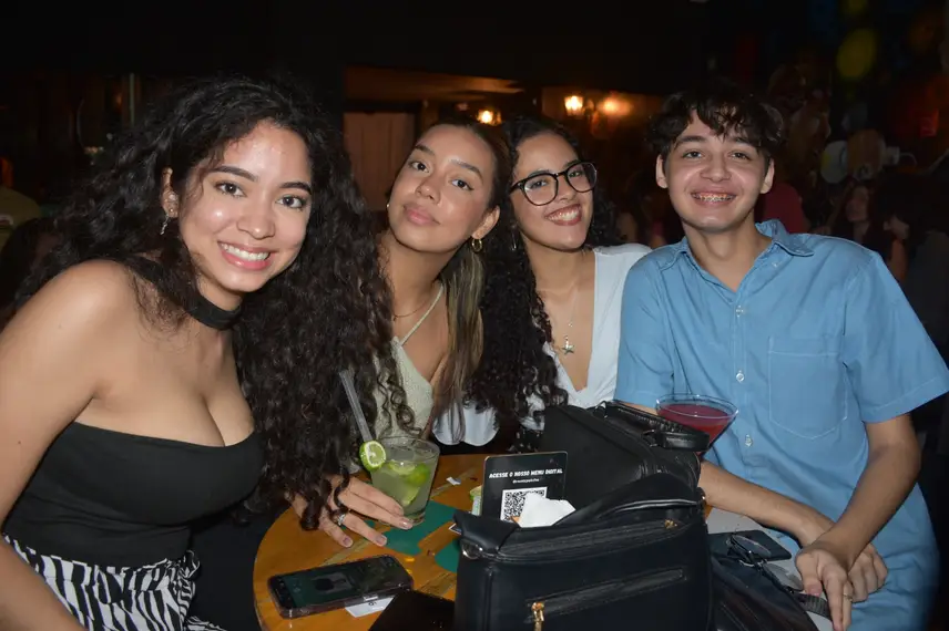 Aprovados no Enem comemoram em PUB Aprovados no Enem comemoram em PUB