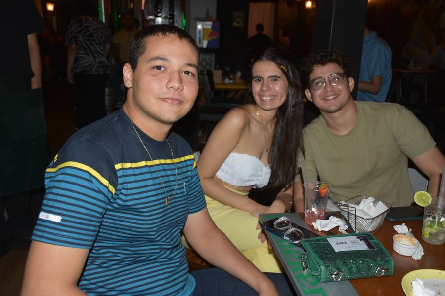 Aprovados no Enem comemoram em PUB