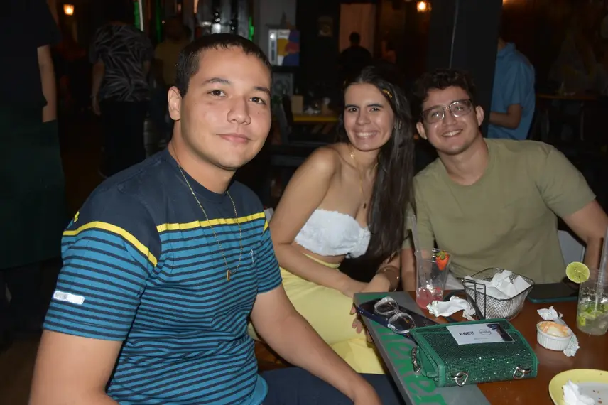 Aprovados no Enem comemoram em PUB Aprovados no Enem comemoram em PUB