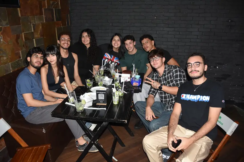 Aprovados no Enem comemoram em PUB Aprovados no Enem comemoram em PUB