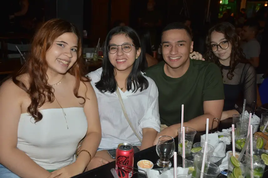 Aprovados no Enem comemoram em PUB Aprovados no Enem comemoram em PUB