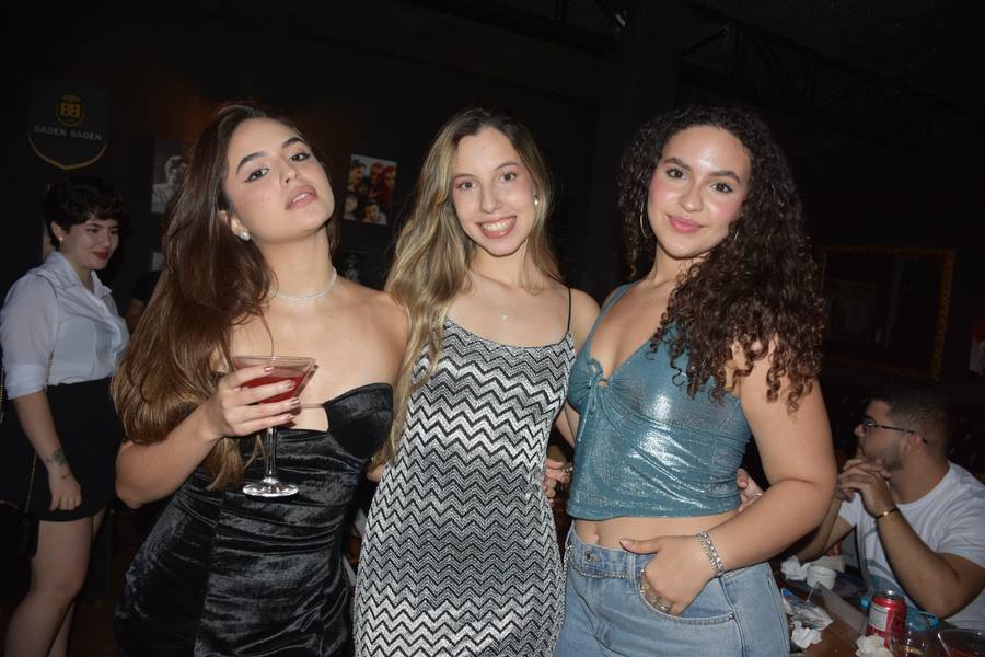 Aprovados no Enem comemoram em PUB