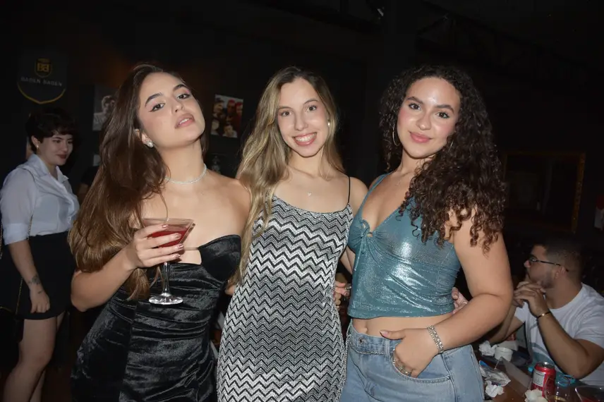 Aprovados no Enem comemoram em PUB Aprovados no Enem comemoram em PUB