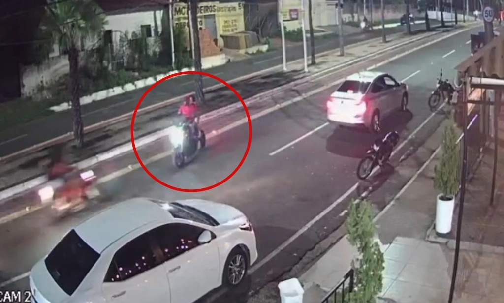 Câmera flagra motociclista retornando na contramão e causando acidente em Caxias