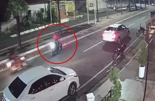 Câmera flagra motociclista retornando na contramão e causando acidente em Caxias (Foto: Reprodução)
