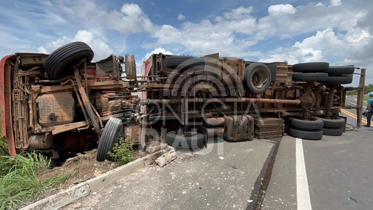 Caminhão carregado de pescados tomba na BR-343 entre Campo Maior e Altos