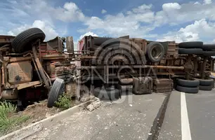 Caminhão carregado de pescados tomba na BR-343 entre Campo Maior e Altos (Foto: Pedro Melo / Conecta Piauí)