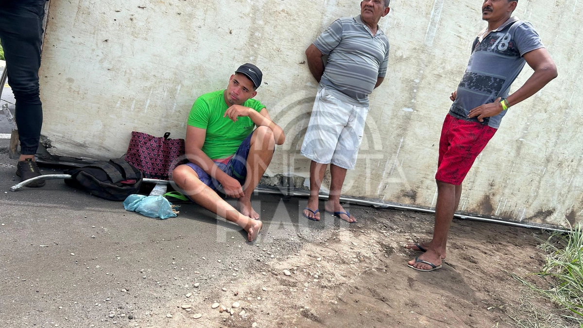 Caminhão carregado de pescados tomba na BR-343 entre Campo Maior e Altos